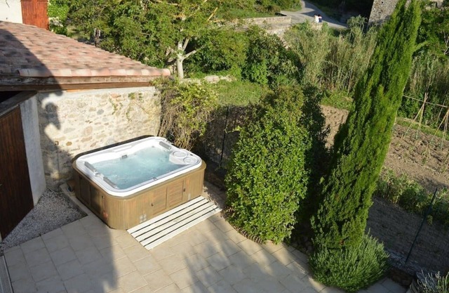Luxury 2 bed cottage with jacuzzi near Limoux