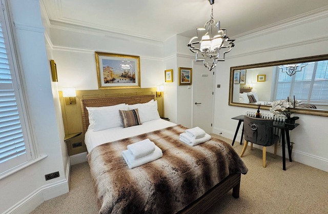 Luxury 2 Bedroom Designer Flat with Private Garden