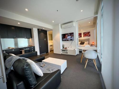 Luxury 2 Bedroom Suite near Adelaide with a car park