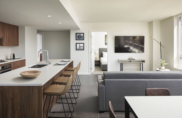 Luxury 2-Bedroom Suite w/Balcony, Pools, Gym & More in Seattle's Heart!