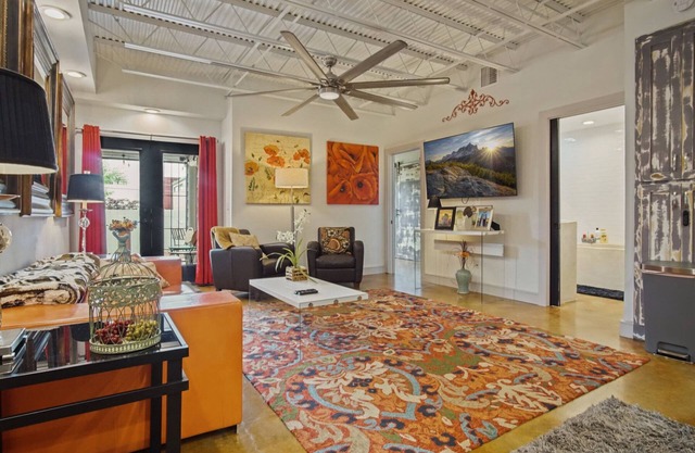 Luxury 2 Bedroom Condo, Midtown - Great Amenities with Pool!