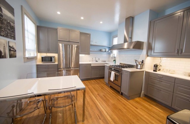 Luxury 2 bedroom 1 bath Penthouse in prime neighborhood. ORGANIC SANITATION