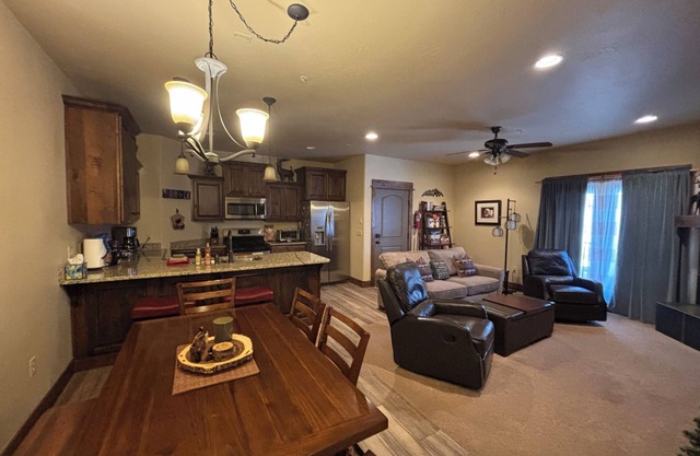 Luxury 2 br 2 ba, attached 2 car garage, sleeps 5