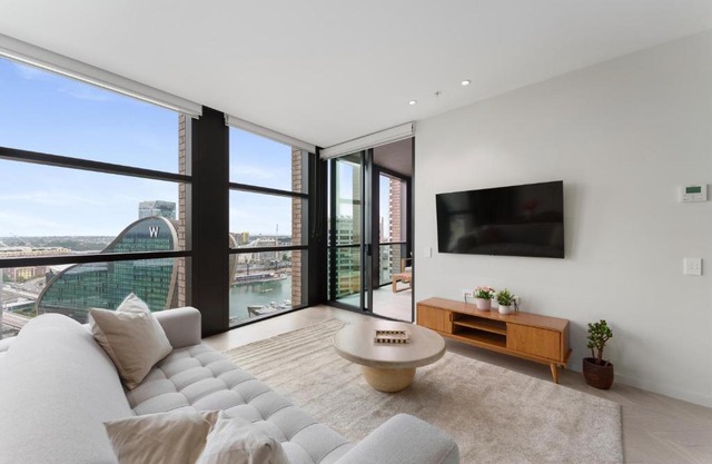 Luxury 2BR 2BA, Harbour Views & Parking - 5 Min Walk to Town Hall & Darling Harbour