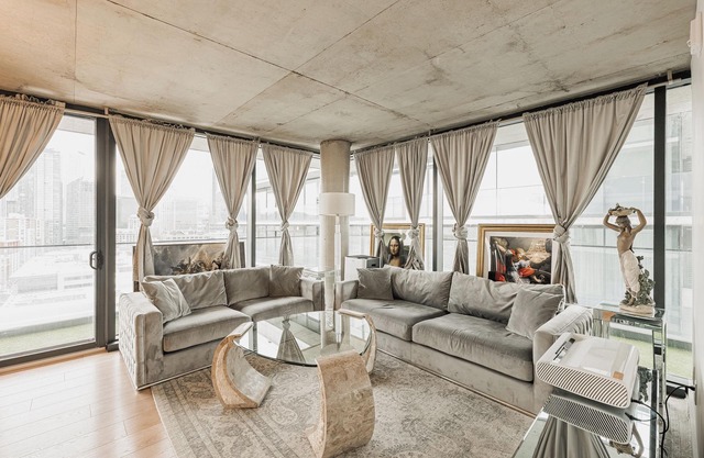 Luxury 2BR Condo in Griffintown w/Pool and Terrace Views - LLadro House