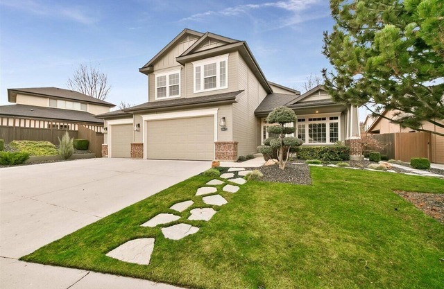 Luxury 3 BD/3BA house in charming Boise with WiFi, AC, Bikes, Com. Pool
