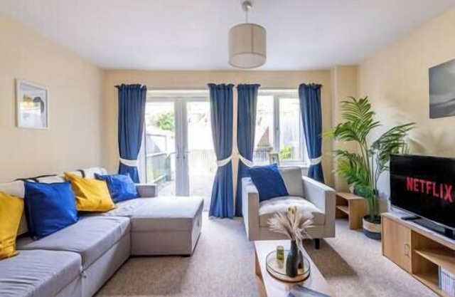Luxury 3 Bed house, sleeps 8 people, with parking!