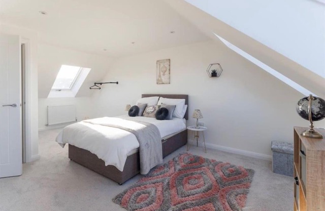 Luxury 3-Bedroom, 2-Bathroom Home sleeps 7 people