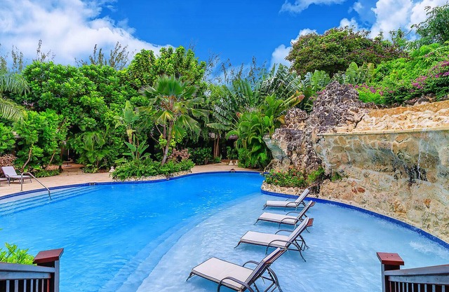 Luxury 3-bedroom villa w/ pool at 150m to the beach