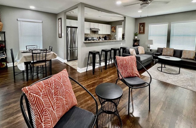 Luxury 3BR Home: Fully Furnished by Woodlawn Lake!