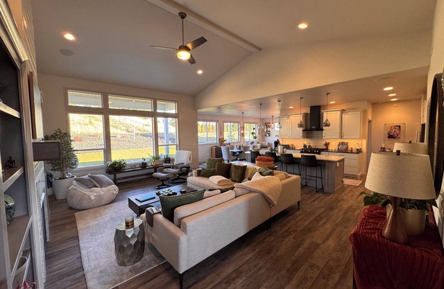 Luxury 4-Bedroom Home Near WSU – Modern Comfort by Park in Quiet Area