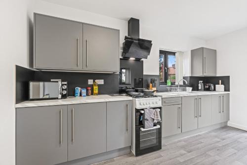 Luxury 4 Bedroom House with Free Parking