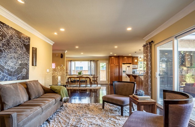 Luxury 4 Bedrooms, 3 bathrooms, Vacation and Business, Walk to Harker School