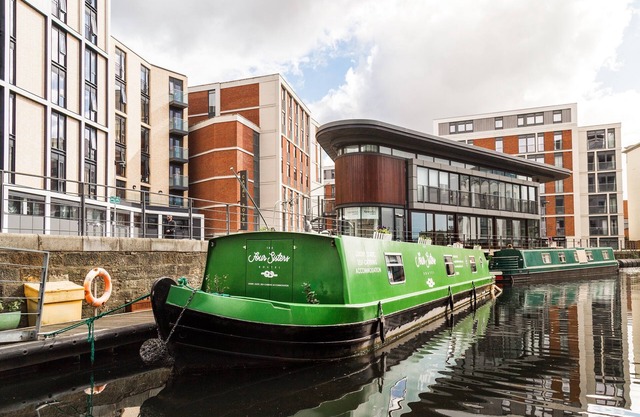 Luxury 4* Floating Houseboat in the heart of Edinburgh City Centre
