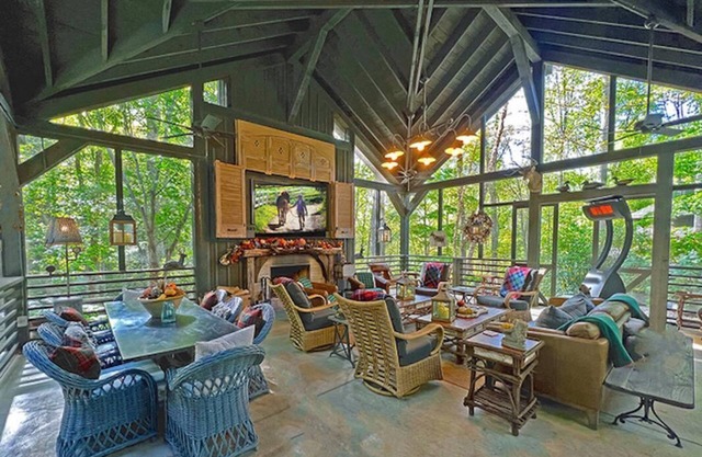 LUXURY 4 Kng Bdrm, 4.5 Bth, Gourmet Kitchen, Pavilion; TV, Fire Place, Heaters
