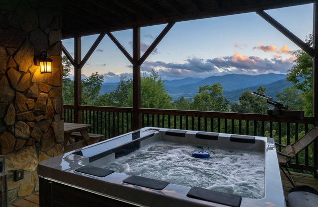 Luxury 4200 sqft Log Cabin on 50 Acres! Sleeps 16!