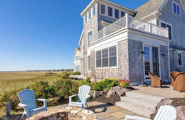Luxury 5BR/5 ensuite baths Oceanfront retreat directly on the beach !