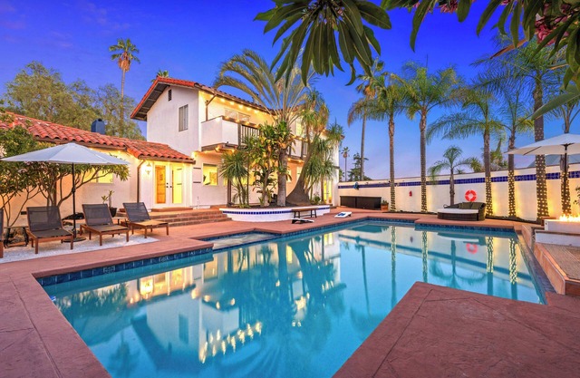 Luxury 5BR Villa - Pool, Spa, Movie Theater, Game Room, Bar, & Outdoor Dining