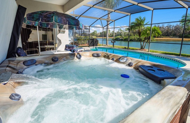 Luxury 6BR/3.5 Bathroom villa near Disney. Pool, Hot Tub, Games Room, etc.