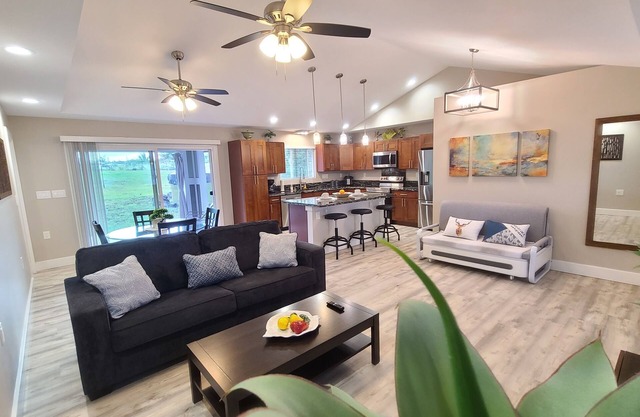 Luxury 800 ft" 1 bedroom Suite, Full Large Kitchen, King size bed, Free Laundry