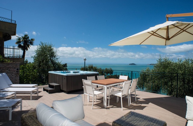 Luxury apartment in Fiascherino with 50m2 terrace and fantastic sea views