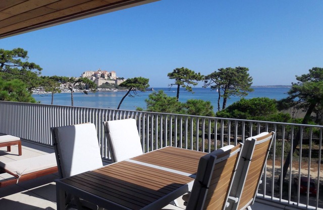 Luxury apartment, 50 m from the beach, exceptional view, large terrace