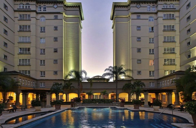 Luxury apartment near airport, shopping and major medical centers