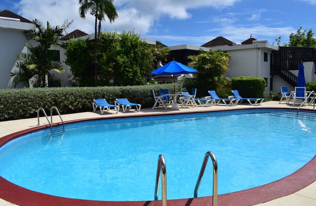 Luxury apartment with views of 4th green and pool