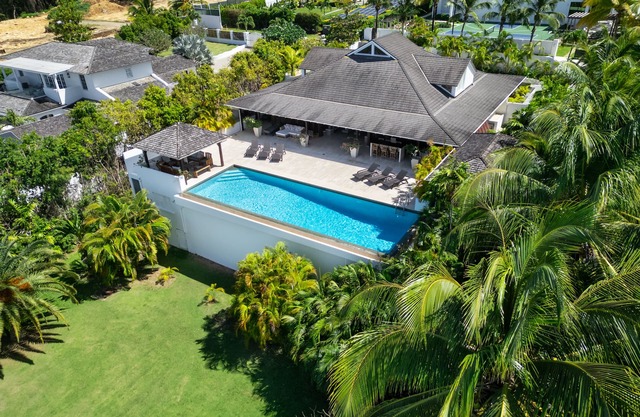 Luxury Balinese Style Villa Sleeps 8 in 4 double beds e/s. 15m pool Maid service