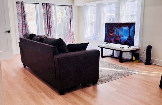 Luxury Basement: 2 QueenBeds with PrivateBath and Nonsmoking
