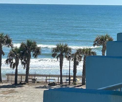 Luxury Beach Condo with Pool and Tiki Bar!
