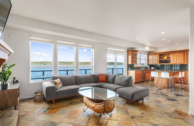 Luxury Beachfront Retreat w/Hot Tub, Fireplaces, Patio, Easy Beach Access
