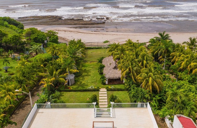 Luxury Beachfront Villa, Pool, Staff, 7 Bedrooms!