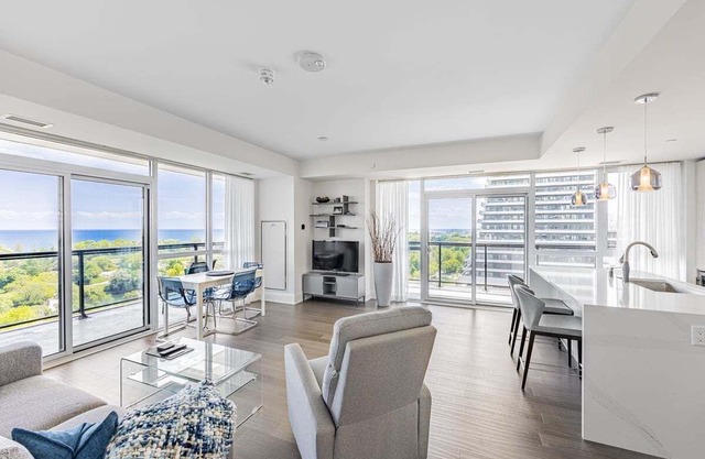 Luxury Boutique Condo on Lake Ontario & minutes from Downtown Toronto