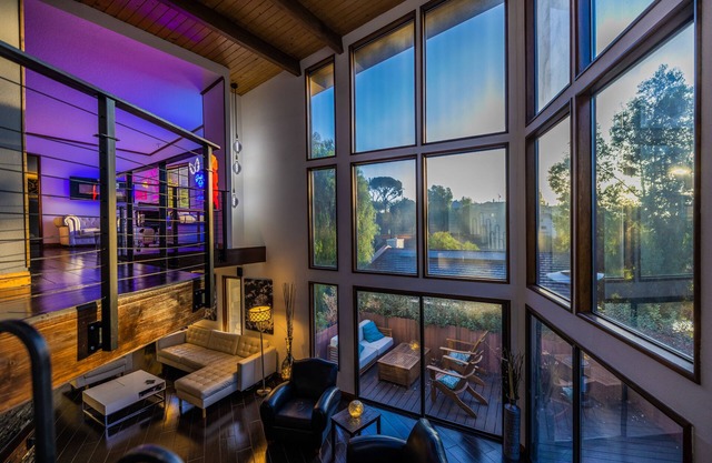 Luxury Box Canyon House Hot Tub, Hiking Trails, EV Charger, Close to Restaurants