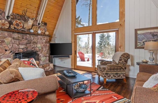 Luxury Cabin with Incredible Lake View! Sleeps 8