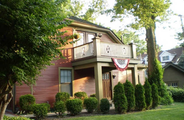 LUXURY CarriageHouse 2 BR-2 BA Apt,Garage of Off-StreetParking,Levl 2 EV Charger