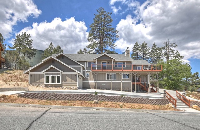 Luxury Castle Glen Home! PET FRIENDLY 🐾! Central A/C! Mountain Views! Theater Room! Fully Fenced Back Yard! 2 Game Rooms! Spa!