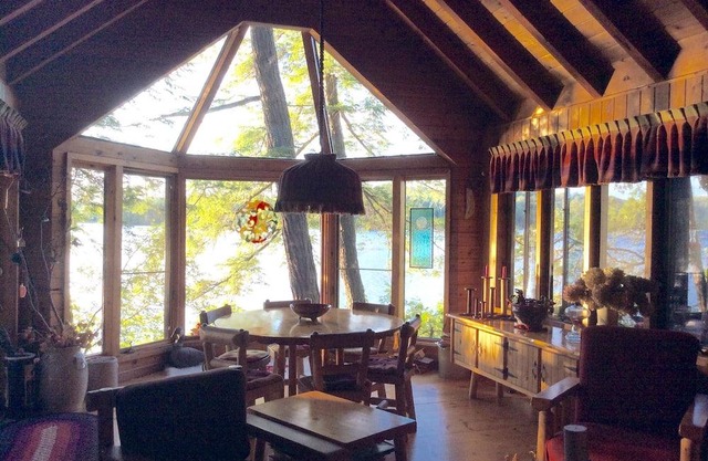 Luxury Chalet on Lakefront, Sleeps 8, Rhéaume Lake, 35 minutes to Ottawa