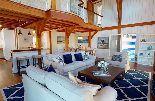 Luxury Coastal Home w2 Living Rooms, Pool, Rooftop