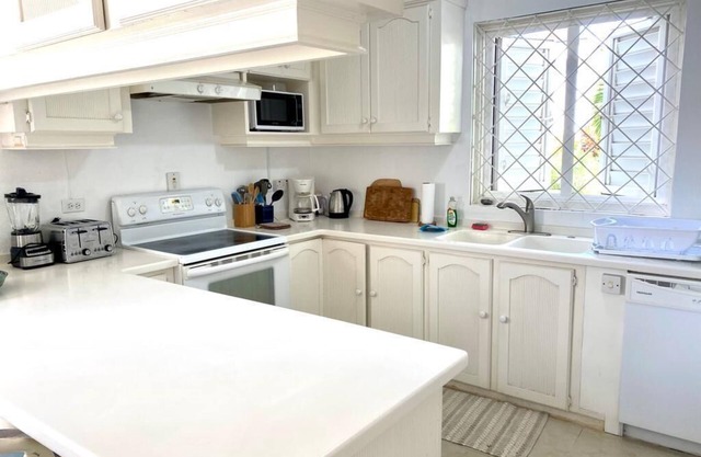 Luxury Condo, on 7th Green, Rockley Golf Course, 5 mins walk beaches + Amenities