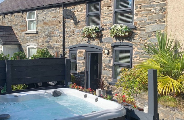Luxury Cottage with Hot tub in a lovely village setting