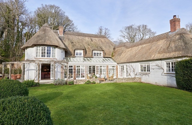 Luxury Country Cottage with private grounds and swimming pool