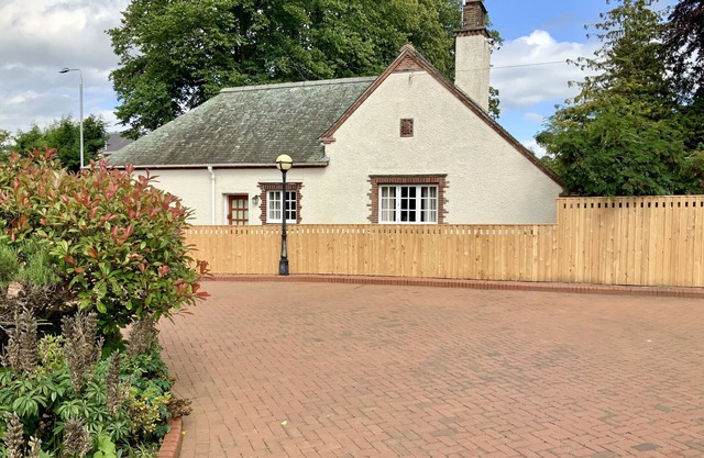 Luxury detached one bedroom cottage in Ayr