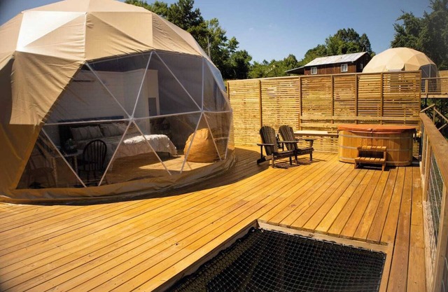 Luxury Dome with Cedar Hot Tub on deck, only 15 minutes from downtown Eureka Springs and 8 minutes from Beaver Lake.