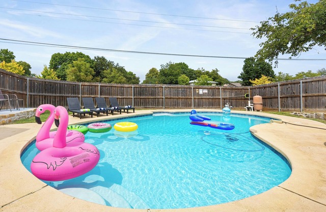 Luxury Escape - Pool, Hot Tub, Arcade, Games, BBQ & Outdoor Lounge!