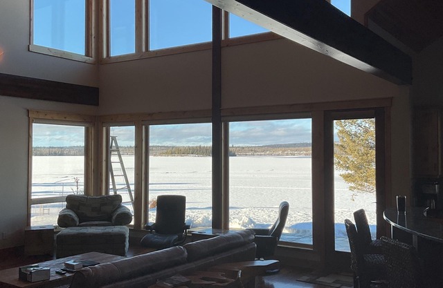 Luxury family retreat with room for 20 guests on beautiful Green Lake in Cariboo