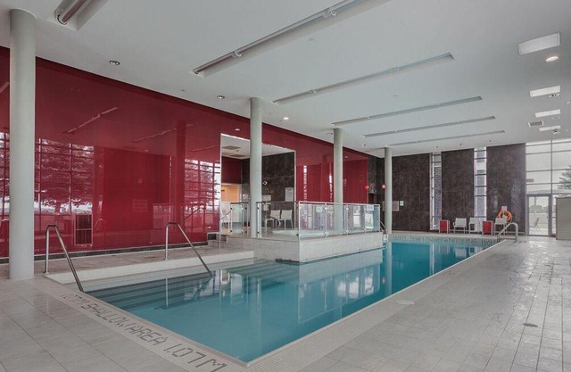 Luxury Farmhouse High-Rise Condo With CN Tower City View, Pool, Hot Tub