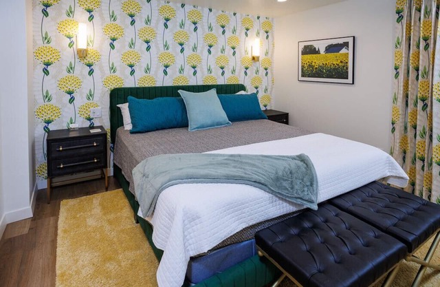 Luxury Green Bay Home - Walking Distance to Lambeau Field