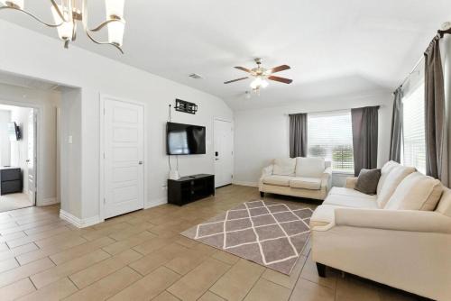 Luxury Home Mins to JPS, Medical City, Historic District, Zoo, Water Garden